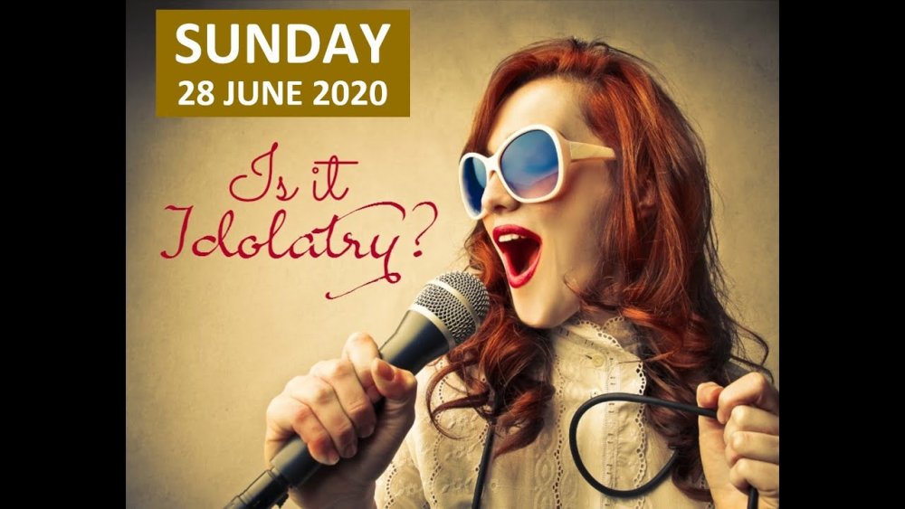 Поет на ярком фоне