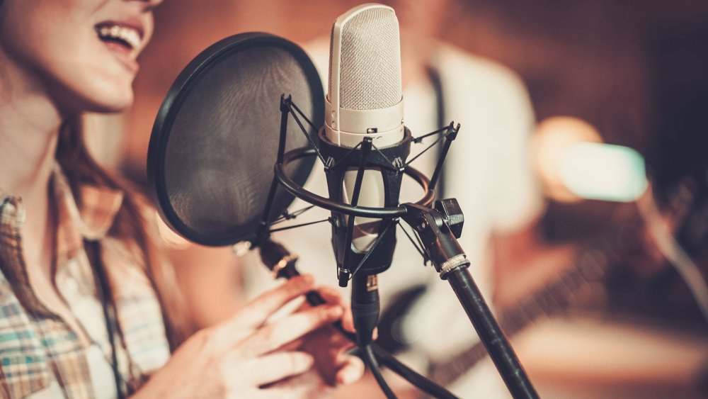 Поет в студии звукозаписи