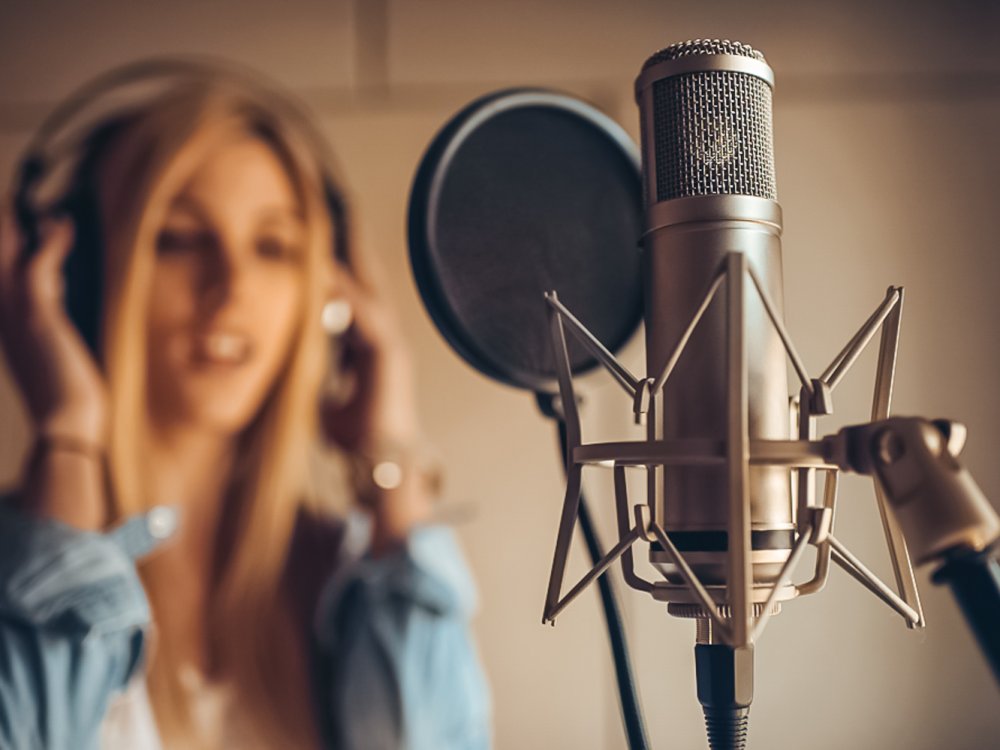 Микрофон в студии