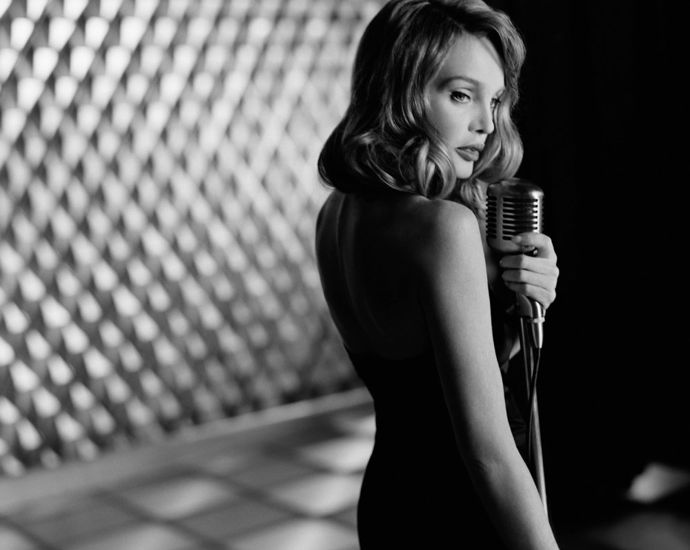 Ариана Гранде в студии звукозаписи