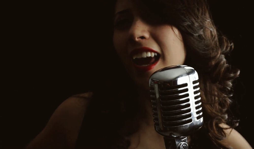 Женщина с микрофоном