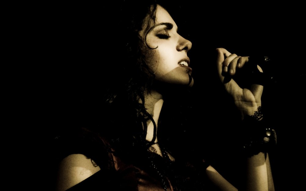 Девушка поет