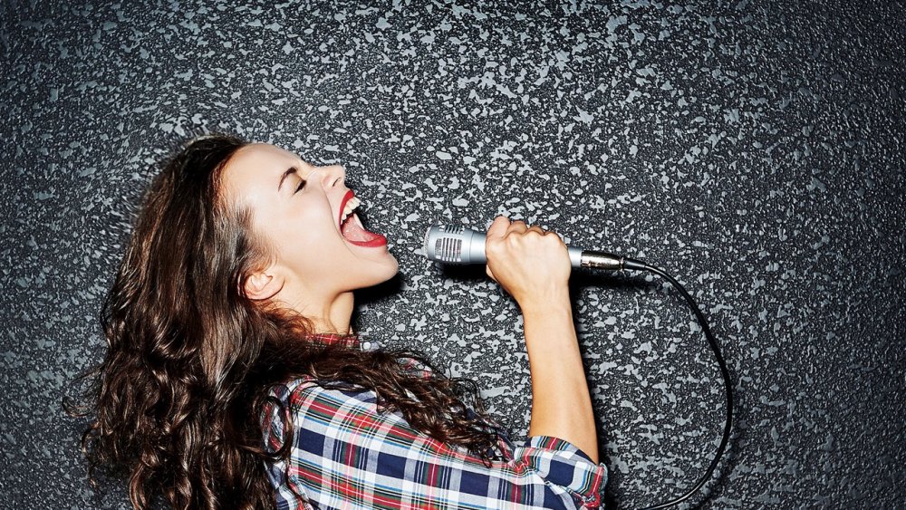 Девочка поет