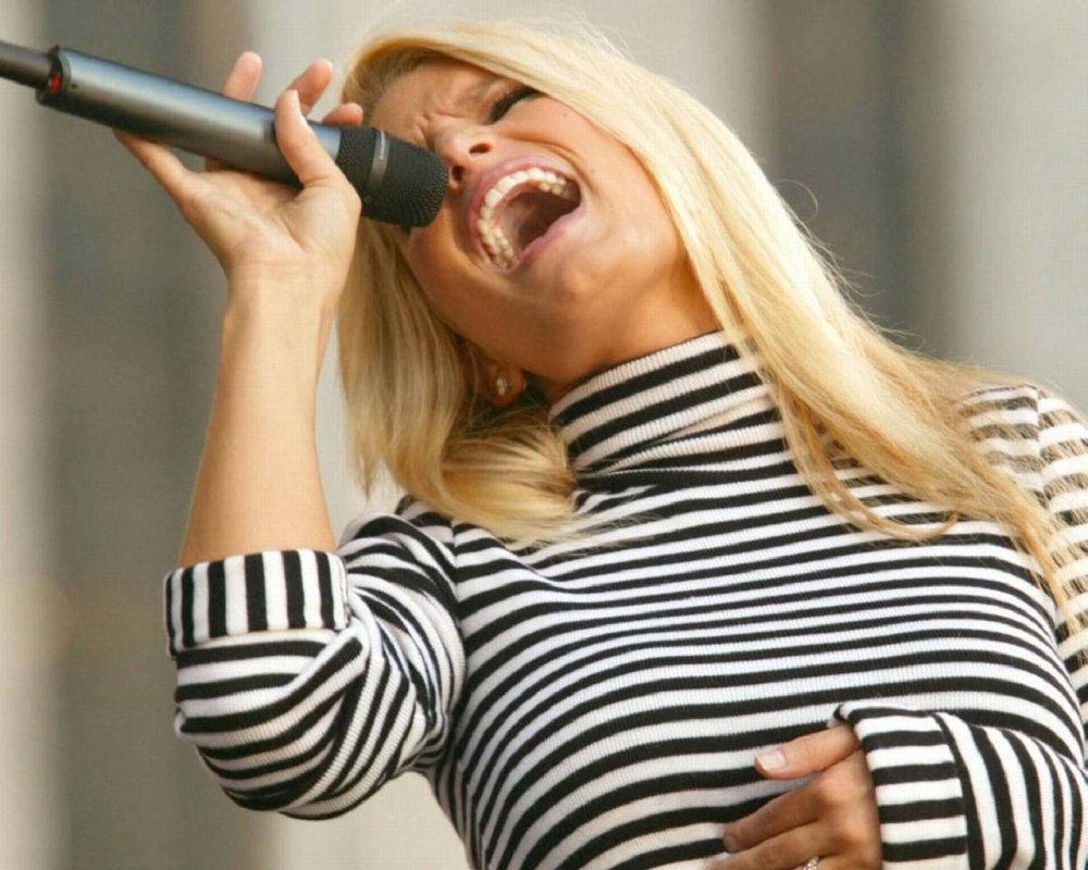 Девушка поет на сцене