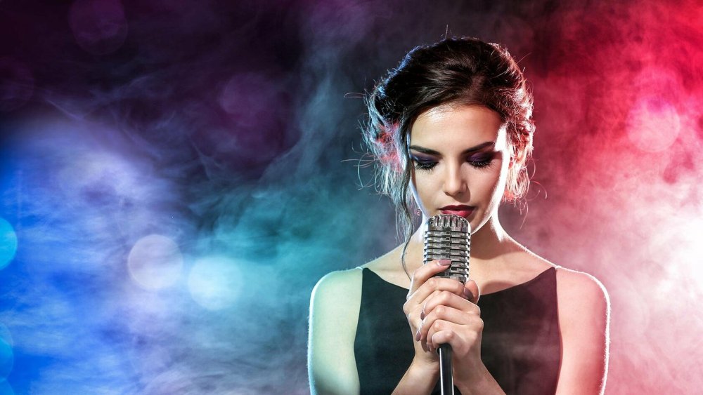 Девушка с микрофоном
