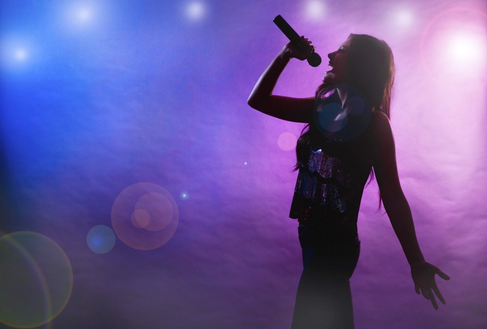 Девушка с микрофоном