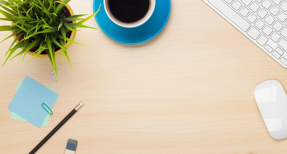 Предметы на столе вид с бокуъ