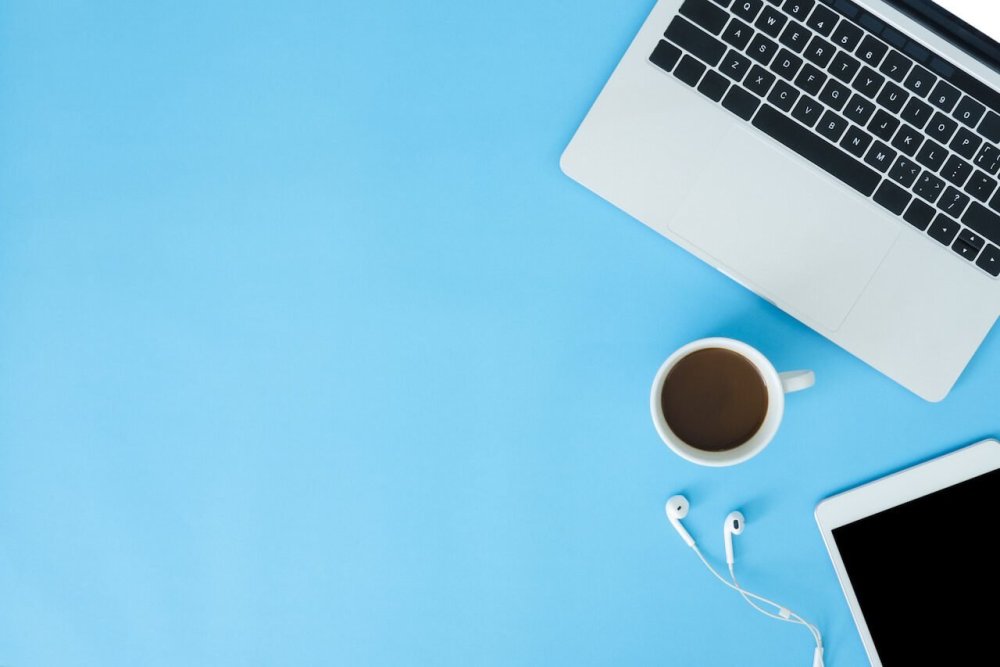 Ноутбук на голубом фоне