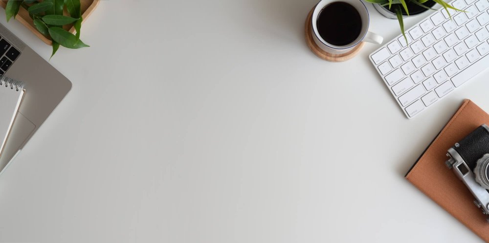 Белый стол сверху с ручкой