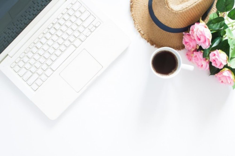 Ноутбук и кофе на белом фоне