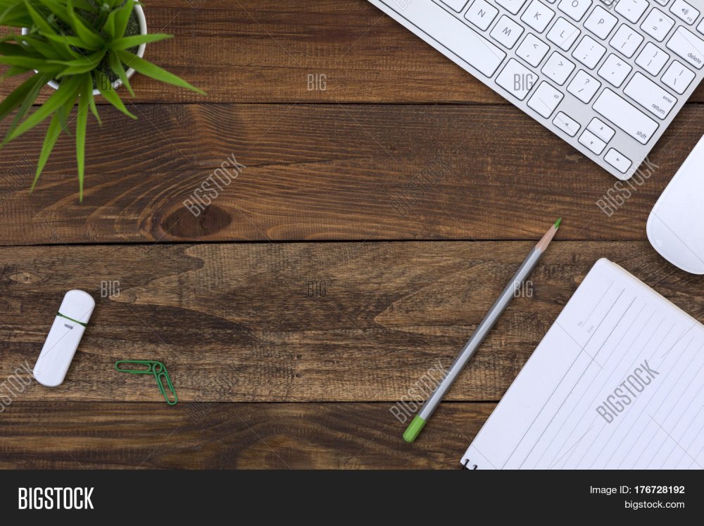 Деревянный офисный стол вид сверху