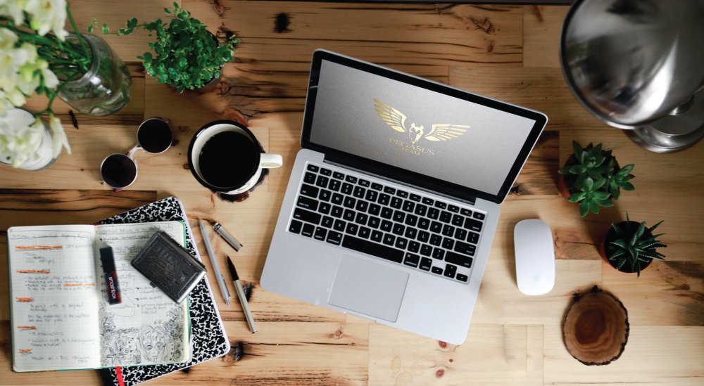 Ежедневник и ноутбук