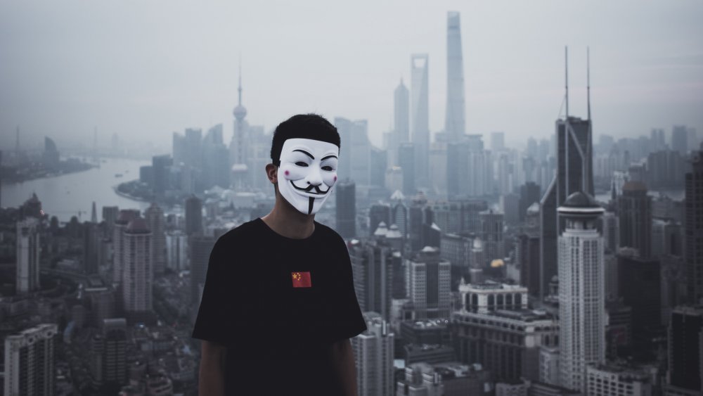 Человек в костюме и маске