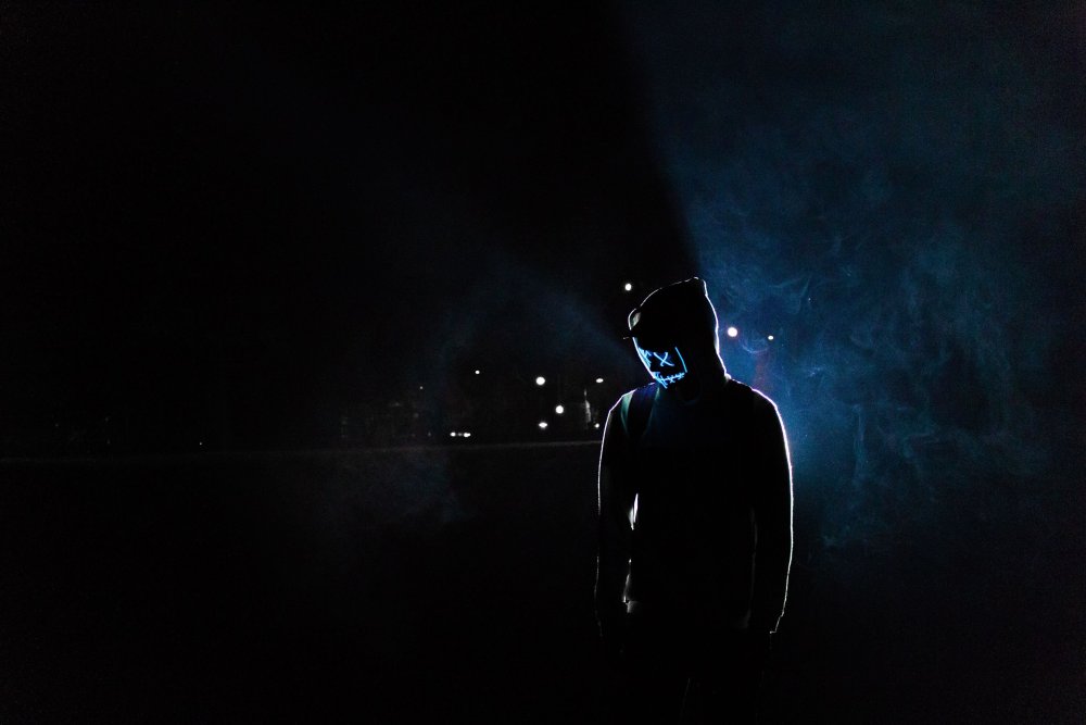 Парень в белой Балаклаве