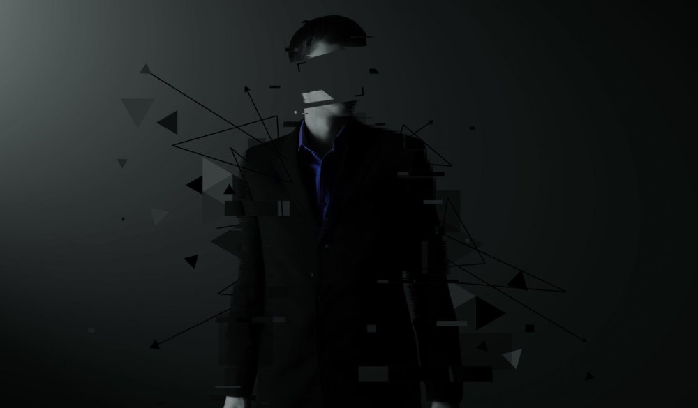 В капюшоне в темноте