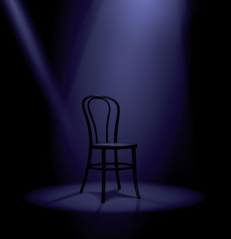 Стул на темном фоне