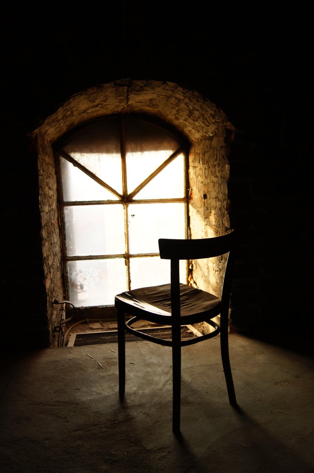 Стул в темной комнате