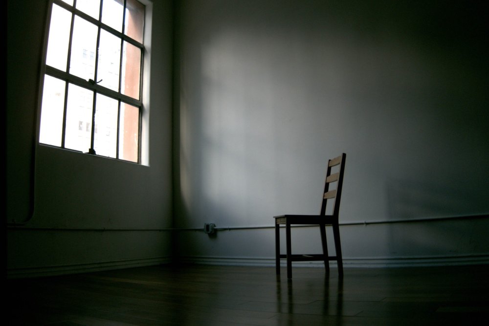 Одинокий стул в пустой комнате