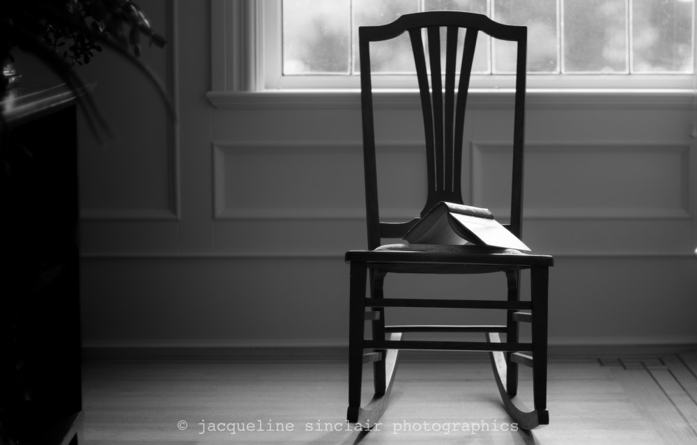 Стул в темной комнате