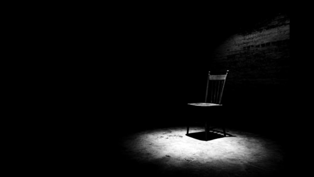 Стул в темноте