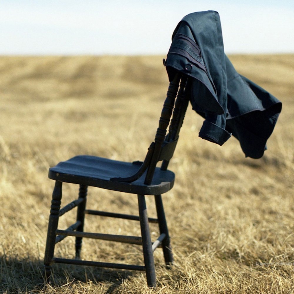 Стул в пустой комнате