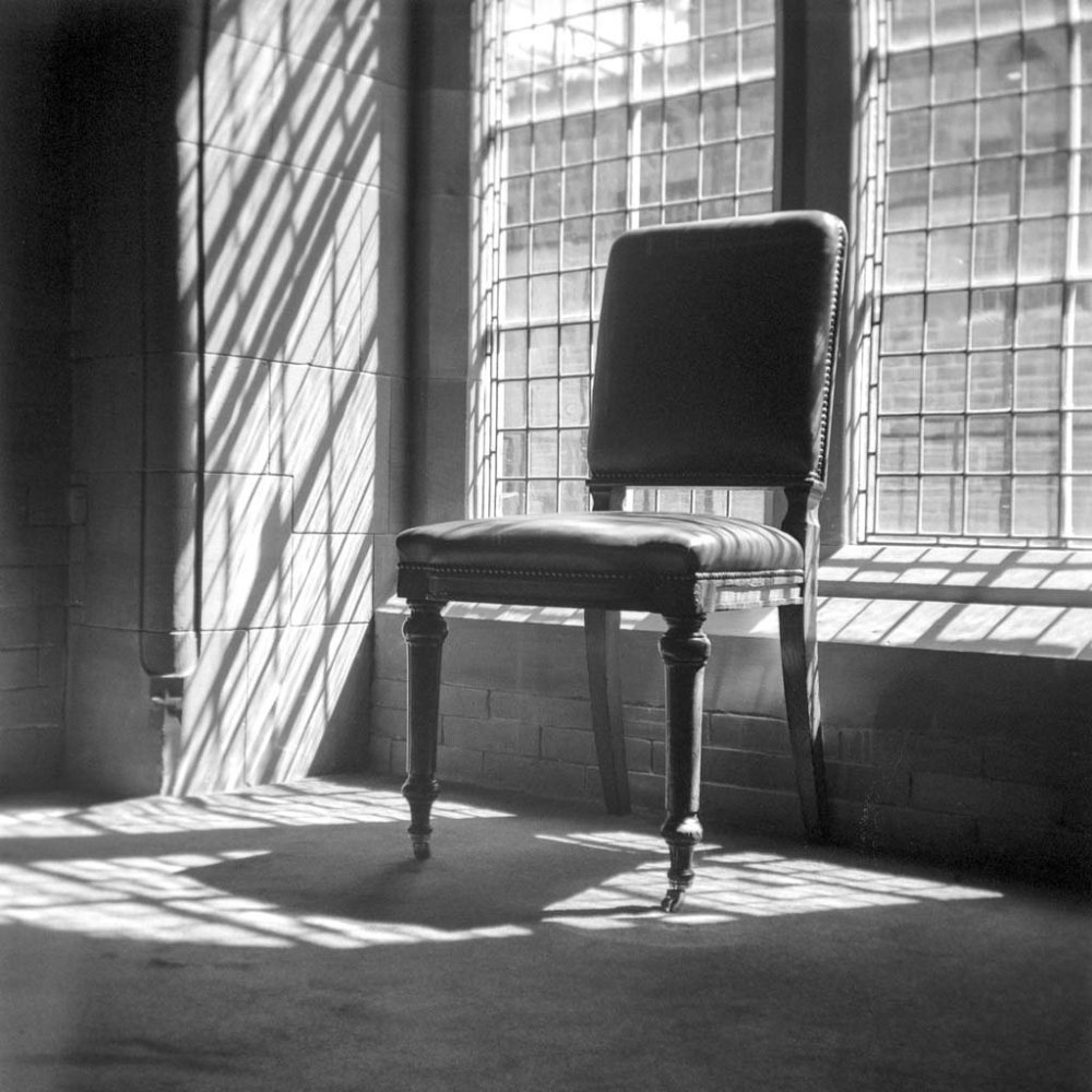 Табуретка в пустой комнате