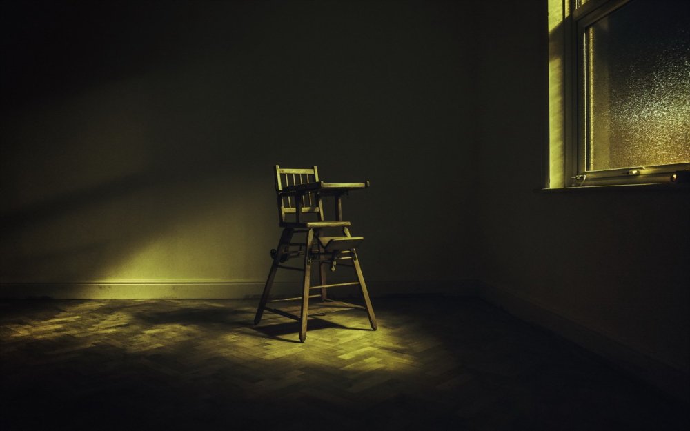 Стул в пустой комнате