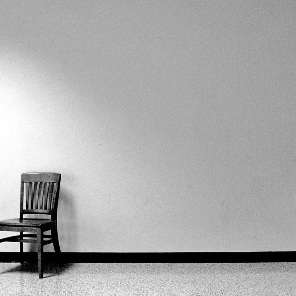 Табуретка у стены