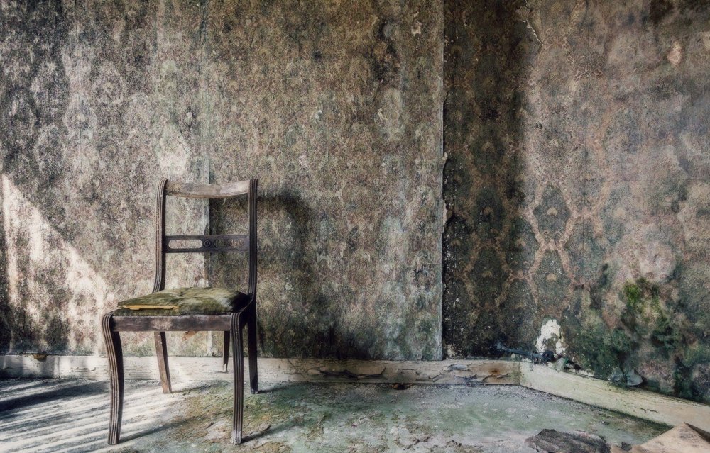 Стул в темной комнате