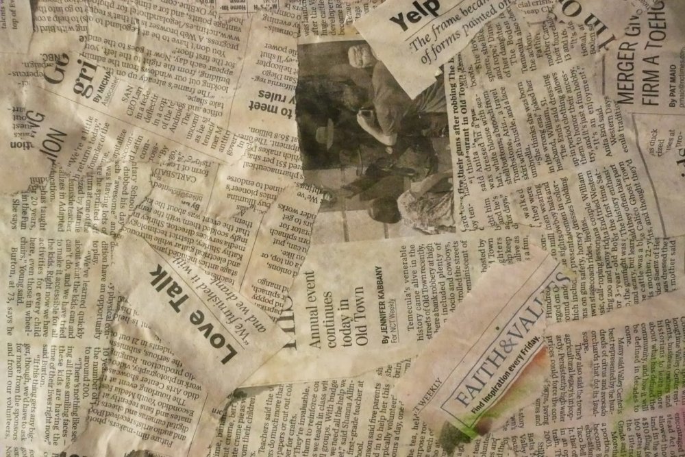 Газета на столе