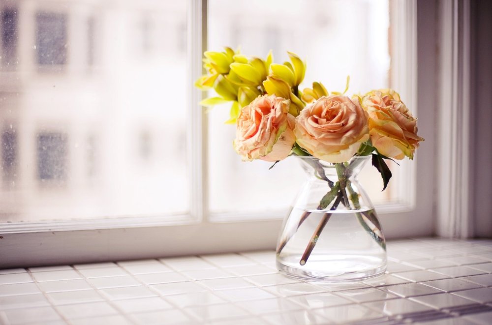 Букет цветов на столе - 75 фото