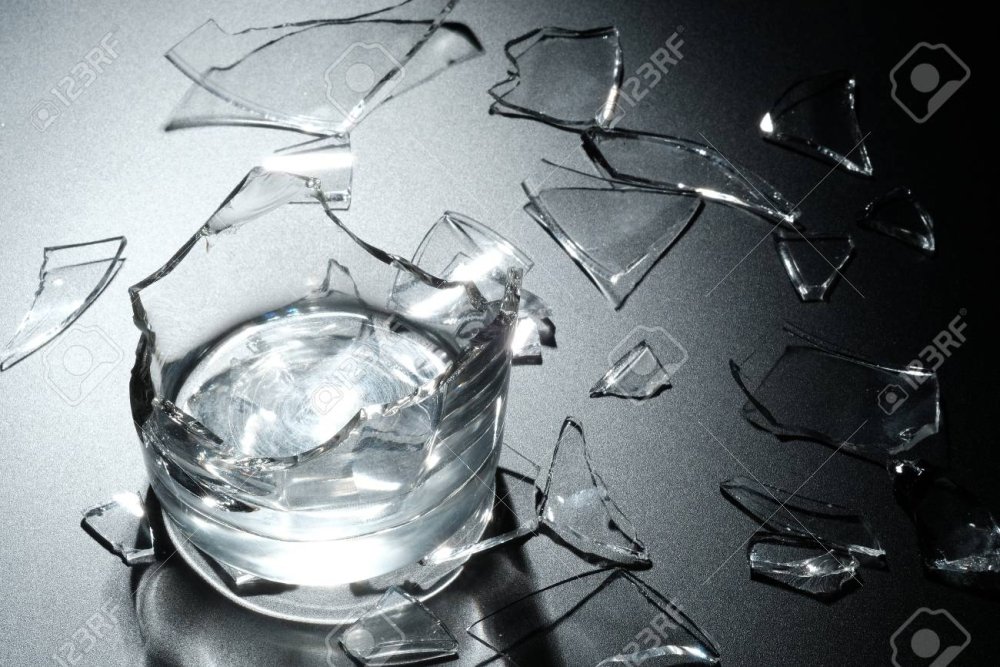 Разбитый стакан воды. Разбитый стакан. Разбитая стопка. Разбитый стакан с водой.