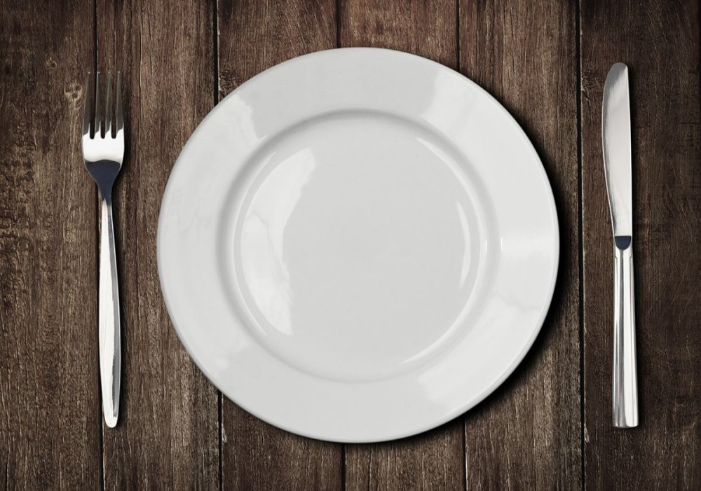 Лишняя тарелка на столе. Тарелка вилка нож. Тарелка с вилкой. Пустая тарелка с вилкой. Тарелка с приборами.