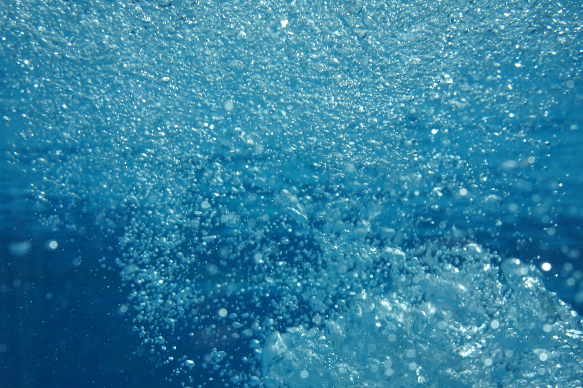 Туман везде поднимается вода пузырьками садится. Пузырьки под водой. Пузыри под водой. Текстура воды. Бурление воды.