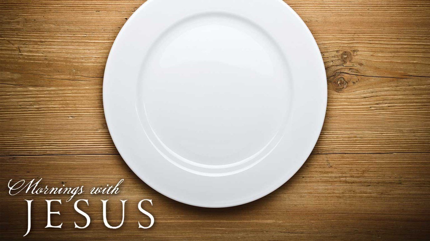 Лишняя тарелка на столе. Тарелка сверху. Тарелка вид сверху. Белая тарелка. Пустая тарелка.