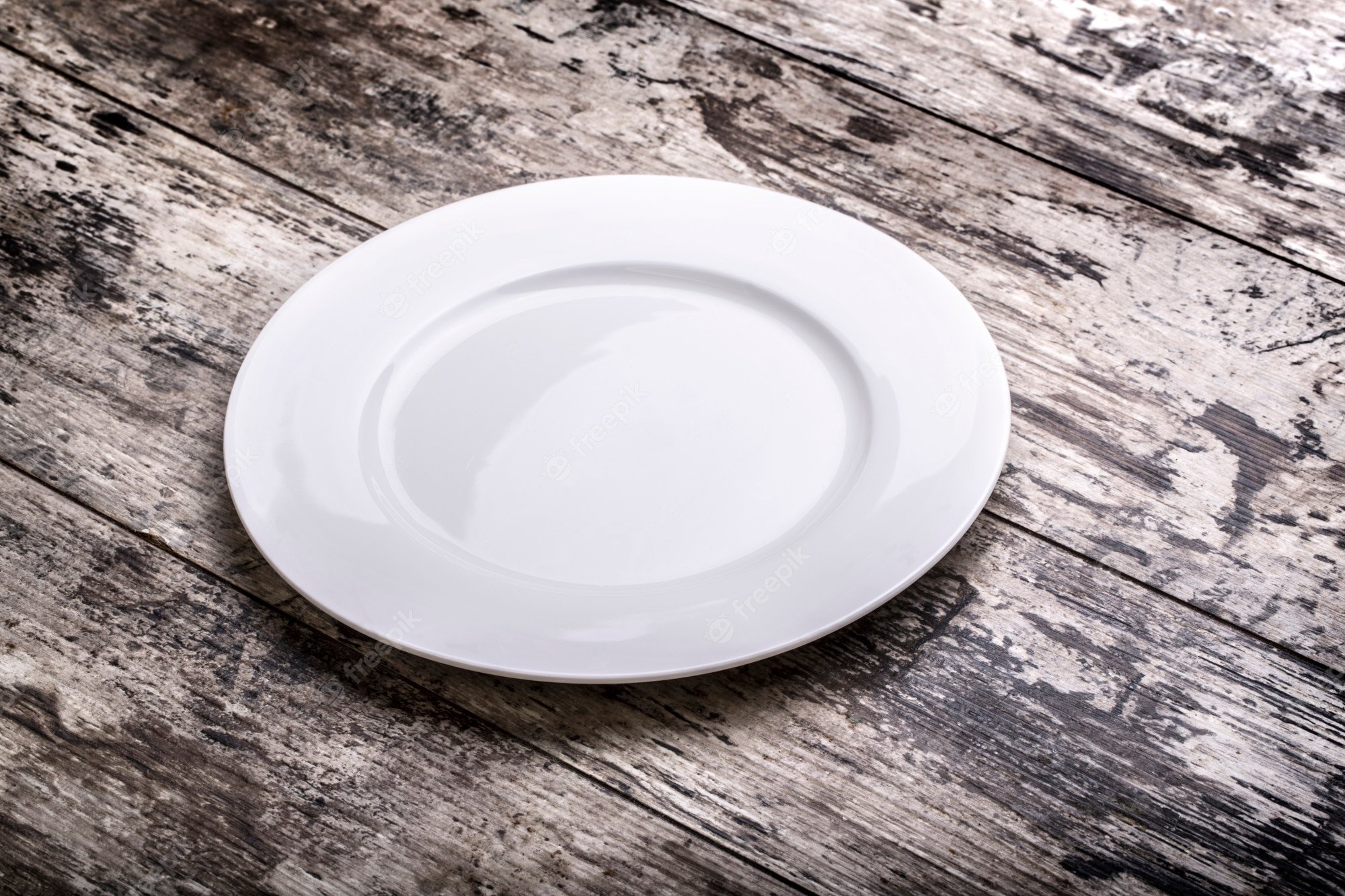 Лишняя тарелка на столе. Тарелка на столе. Белая тарелка на столе. Чистые тарелки. Стол с тарелкой для фотошопа.