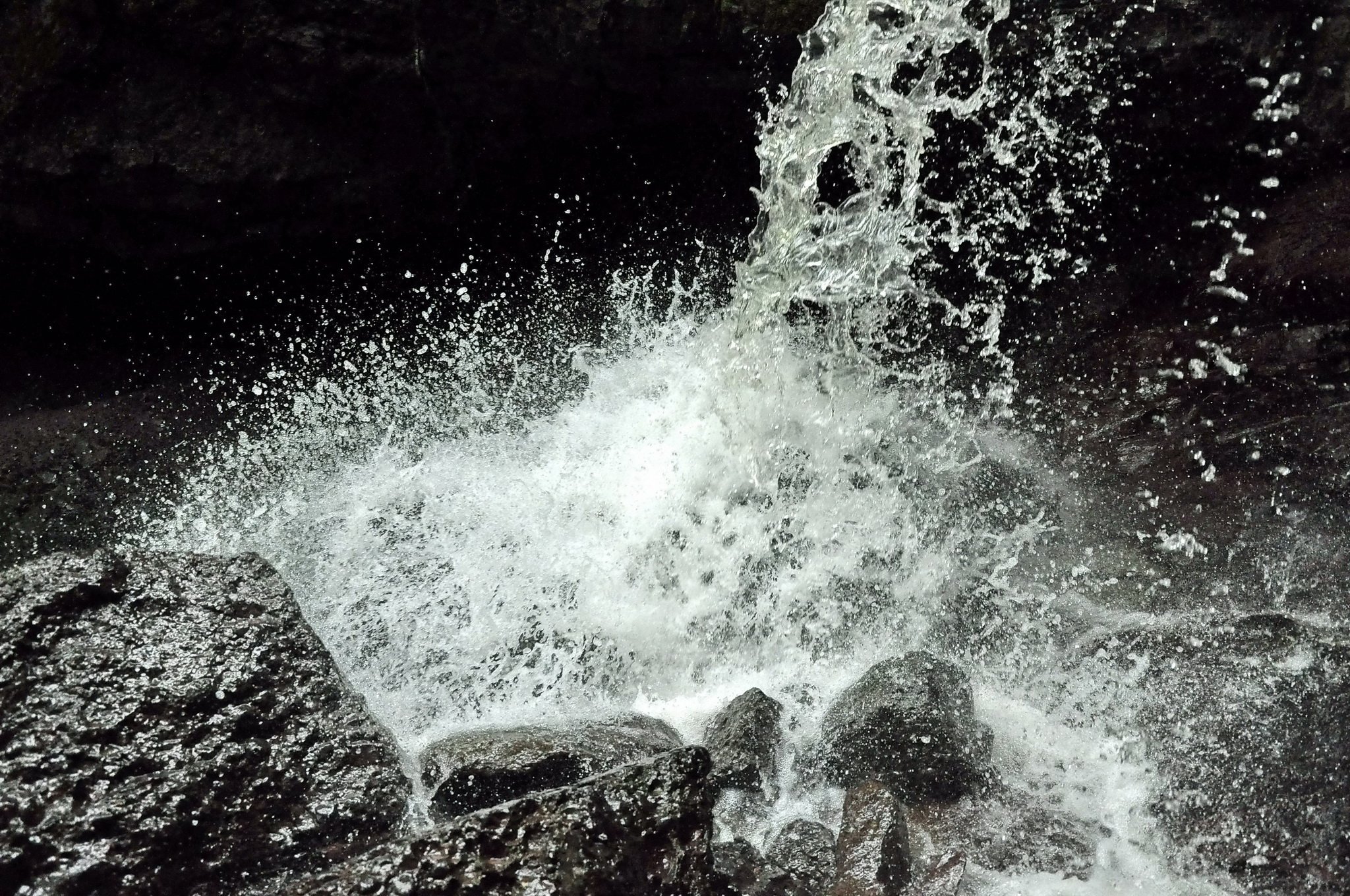 Тихий плеск воды. Водопад « голубая Лагуна» ( г.холм). Брызги воды. Всплеск воды. Брызги водопада.