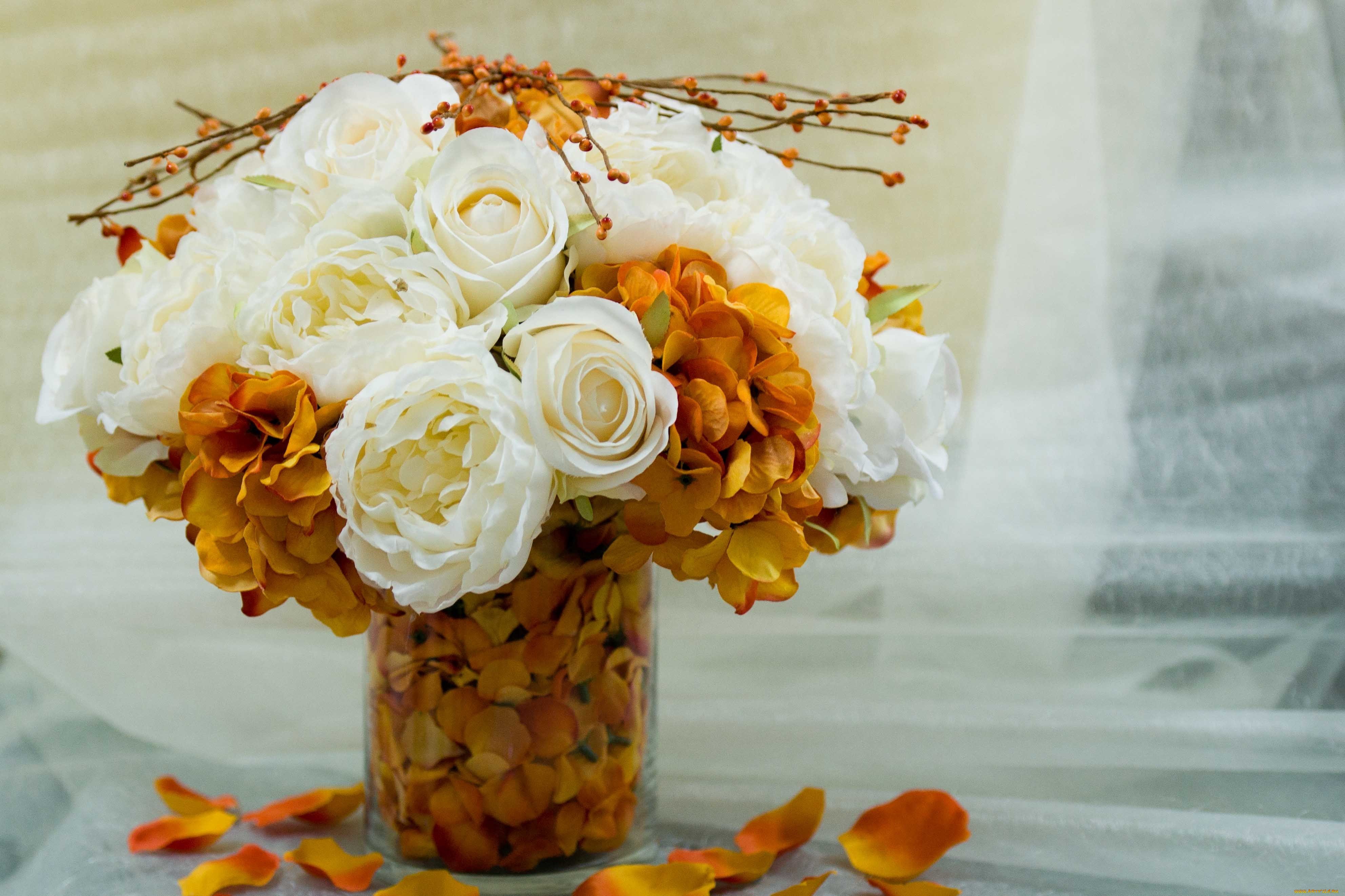 Оранжевые розы в вазе. Осенний букет. Красивый букет в вазе. Цветочная композиция. Красивые осенние букеты цветов.