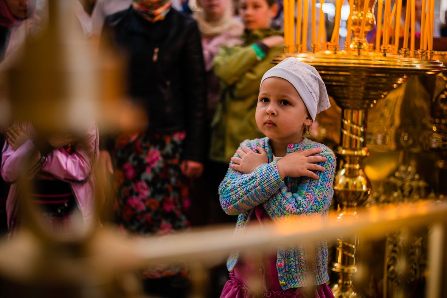 Почему перед причастием. Православный храм. Дети в церкви. Прихожане в храме. Православные прихожане.