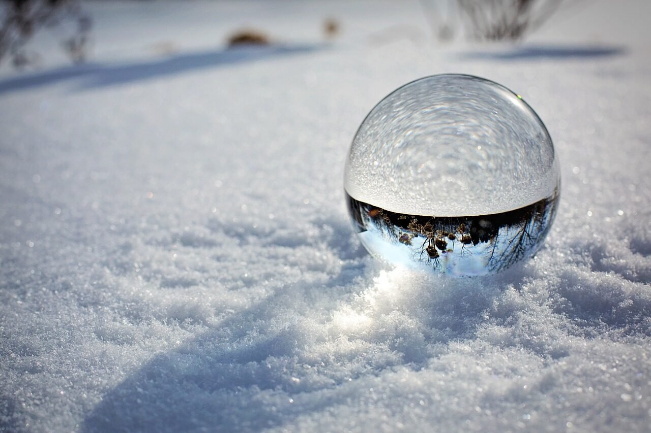 Снежок стекло. Шар стеклянный. Новогодний стеклянный шар. Стеклянный шар зима. Зима в шаре.