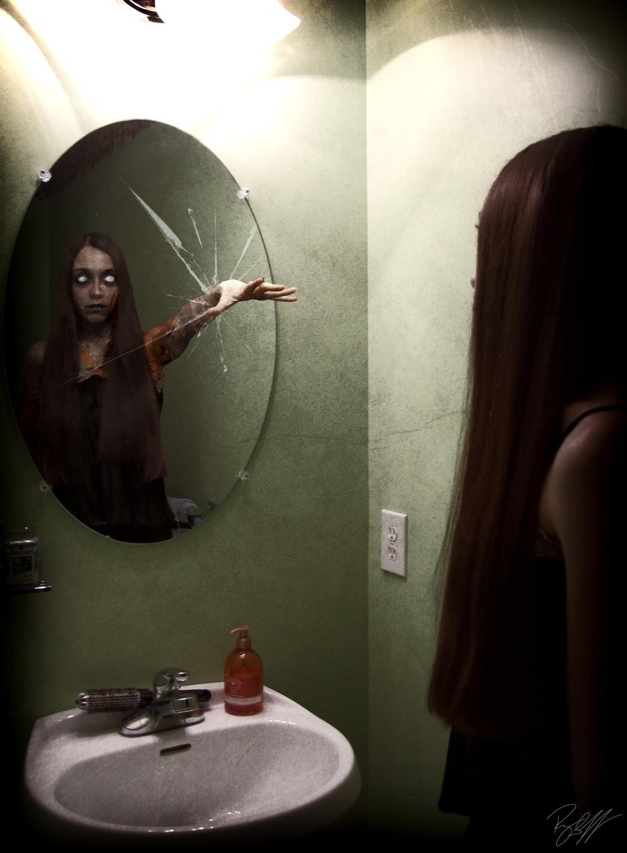 Человек напротив зеркала