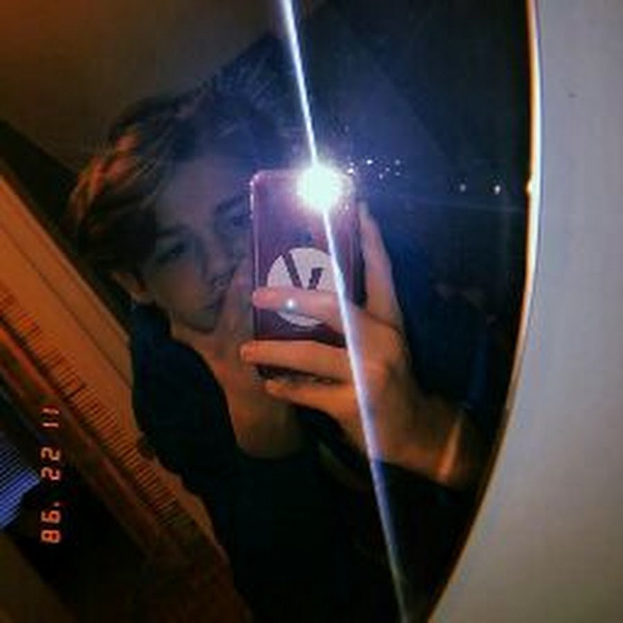 Пейтон мурмайер около зеркала