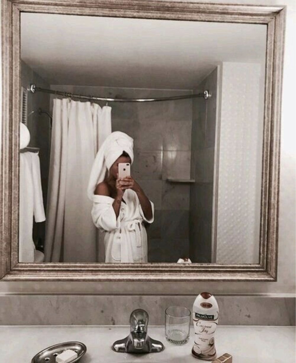 Девушка у зеркала в ванной