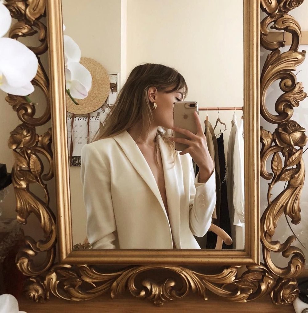 Фотосессия с большим зеркалом в пол