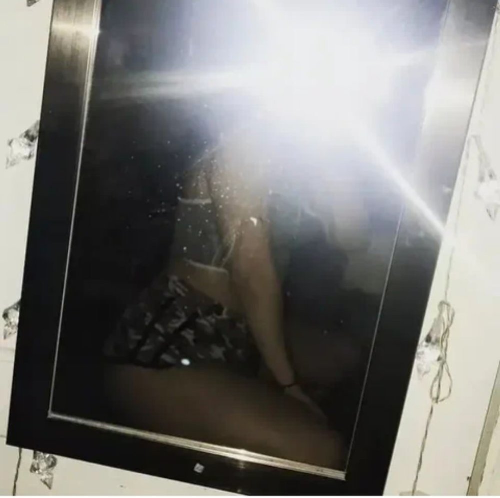 Девушки в зеркале со вспышкой