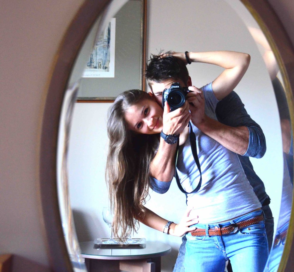 Парень фотографирует девушку