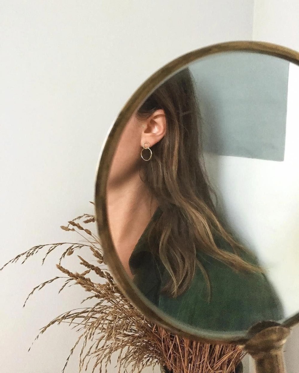 Елка отражается в зеркале