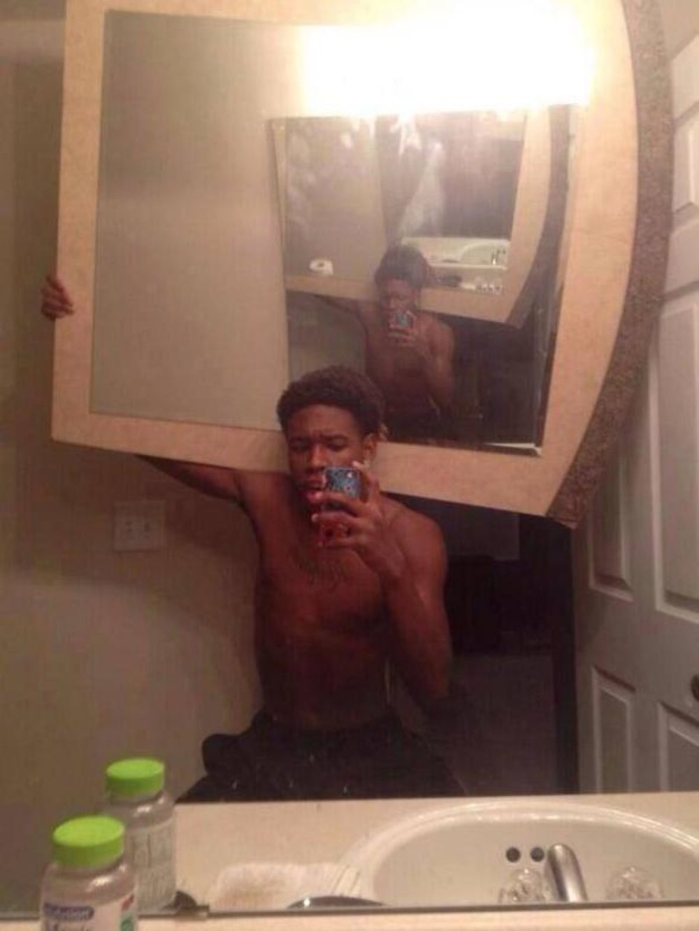 Смешное отражение в зеркале