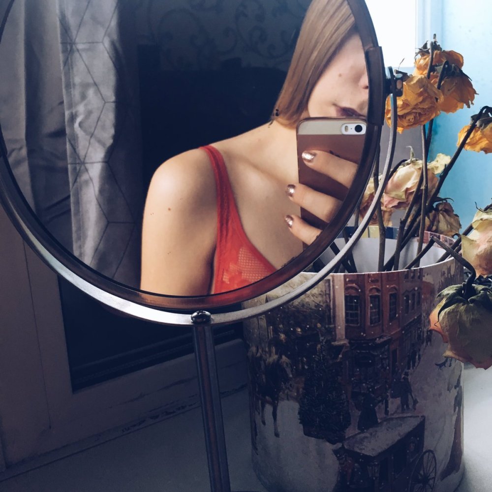 Девушка в зеркале Эстетика