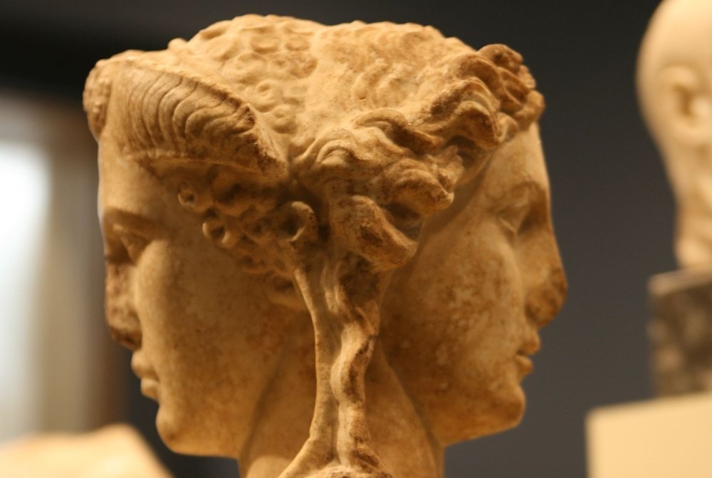 Двуликий Янус скульптура